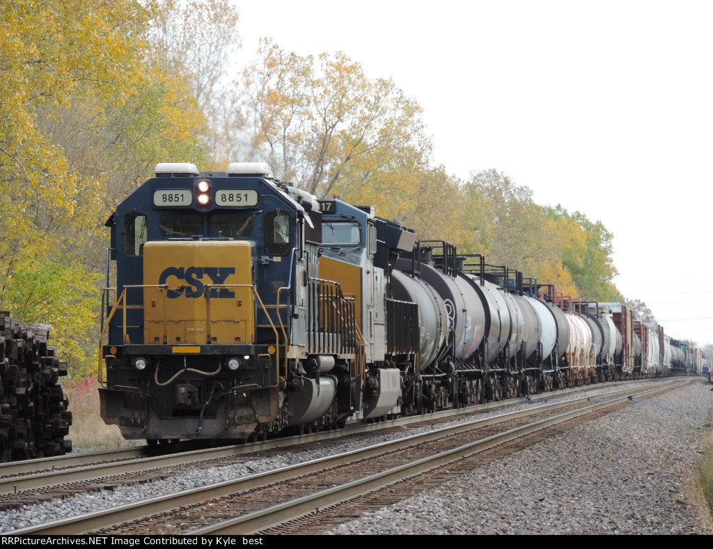 CSX 8851 on M561